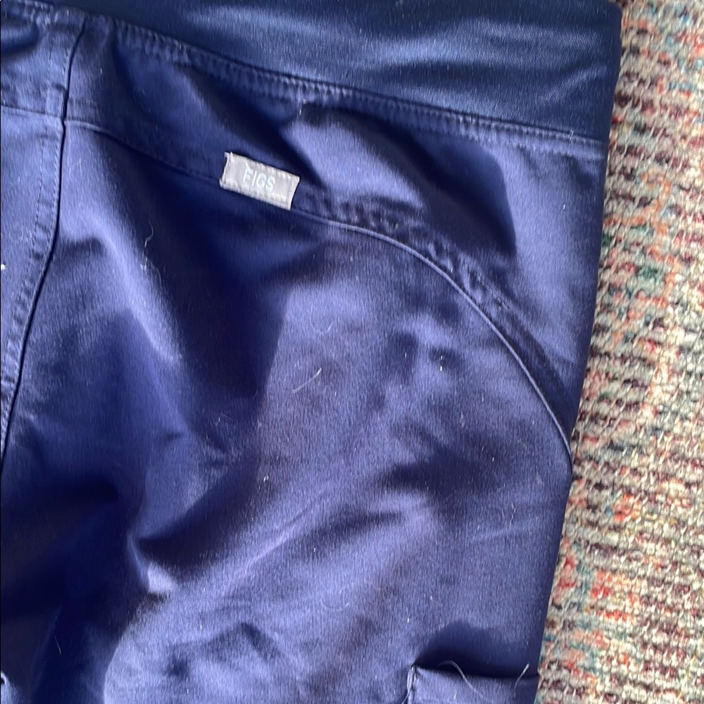 Figs Kade Cargo Pants in navy - Picture 7 of 8